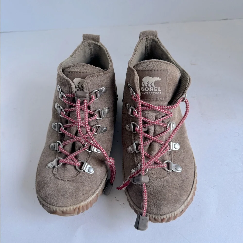 Sorel Kid's Out N About Conquest Boots Waterproof hiker-inspired boots. Size 4